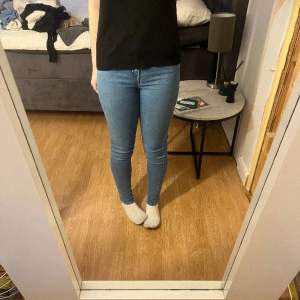 Blåa Levis jeans, säljer för dom inte alls kommer till användning. Köpa på carlings för 999💕