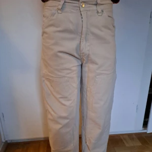 Feta Workwear Jeans från Pull & Bear  - Jag säljer dessa beige jeans p.g.a att jag växt ur dem. Pris kan diskuteras. Om ni har frågor ställ dem gärna. Skick 9/10 