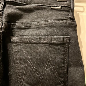 Mother jeans 23 - Helt oanvända mother jeans inköpta på nk i Stockholm.  Nypris 4500kr