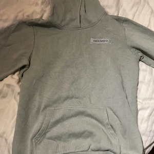 peak performance hoodie - nyskick använd inte mer än 2 gånger storlek 170 men passar som xs