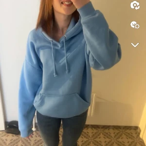 blå bikbok hoodie - fint skick💞