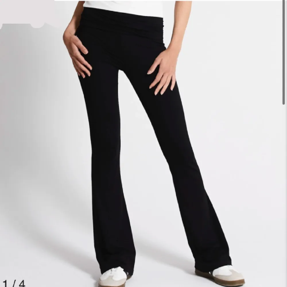 Svarta yoga pants från Lager 157 🫶🏼 Storlek M men passar nog även mindre och större! Endast använda ett fåtal gånger ✨. Jeans & Byxor.
