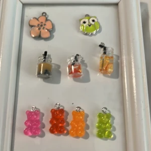 Berlocker - Nallebjörnarna kostar 2kr st Flaskorna kostar 4kr st  Blomman kostar 6kr Ugglan kostar 7kr