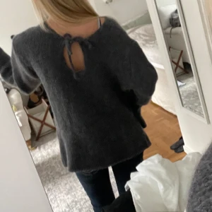 Hunkydory stickad tröja - Så mjuk och snygg stickad tröja från Hunkydory i ull och angora. Storlek XL men brukar ha S som referens💞 Knytning i ryggen, ska egentligen vara fram men funkar att ha i ryggen också