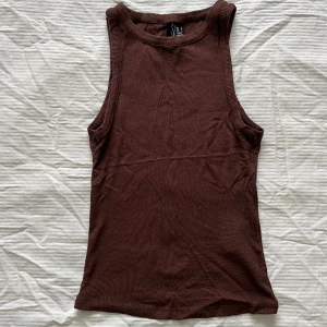 Brunt linne - Brunt ribbat linne från Vero Moda. Strl S. Inte använt många gånger så inga defekter eller liknande. Hör av er vid frågor! 😊 Frakt inkluderad i priset. 