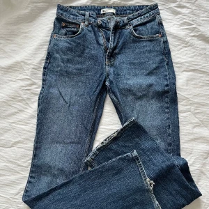 Ginatricot flare jeans - Flare jeans från gina i superfin sliten mörkblå färg. Strl 36. Lite slitna vid byxsslutet annars som nya. Hör av er vid frågor! 😊 Frakt inkluderad i priset.