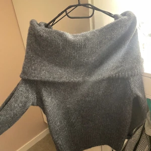Off shoulder tröja - Säljer denna mörkblå/grå aktiga stickade off shoulder tröja från hm, aldrig använd, säljer pga att modellen inte passar mej. Prislapp finns kvar. Pris kan diskuteras❤️