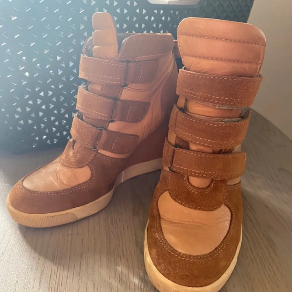 Isabel marant liknande skor i brun/beige färg!. Skor.