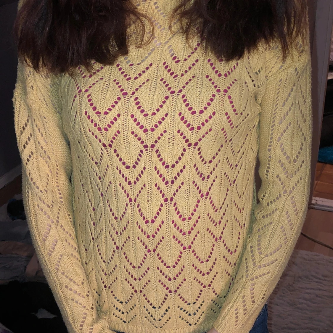 En gul tröja med håll i