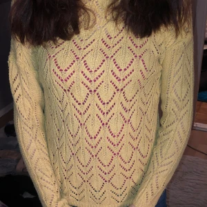 En gul tröja med håll i - En gul tröja med massa håll i (som den då ska vara) den är bannan gul och får olika färger på bilderna 