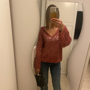 Stickad tröja  - Säljer min röda stickade tröja från zara. säljer pga inte min stil längre. Använd två gånger där av priset, köpt för 379