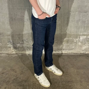 Levis 511 jeans - Levi’s jeans 511 i färgen blå. Storlek 30/34 och modellen på bilden är 182 cm. Fint skick, nypris 1099, köp för endast 299kr.  Fast pris gäller🤝