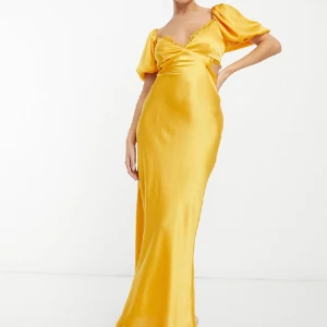 Gul Balklänning  - Sååå fin balklänning som endast är använd en gång💛 fina spetsdetaljer och knytning i ryggen. Storlek 38 men passar även 36.