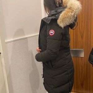 Som ny Canada goose jacka - Använd 1 vinter väldigt bra skick. St xs men passar st Xxs och st S. Skickar gärna fler bilder. säljer för 5000 kr. Kvitto finns🥰