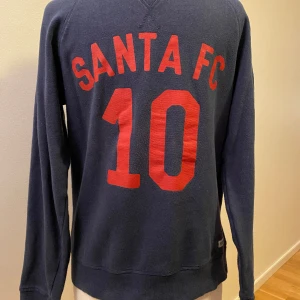 Collage tröja strl S från 157 - Mörkblå tröja med rött tryck 100% bomull   Finns på Ekerö  Kan hämtas i Sundbyberg  Skickar gärna 