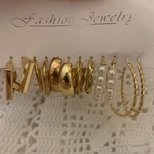 Guldiga örhängen - Så snygga guldiga hoop örhängen! 