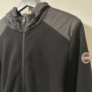 Colmar hybrid jacka  - Snygg colmar ”jacka” perfekt till våren! Som i nyskick och är riktigt skön! Köpt för 1995 på zalando!  Hör av dig vid fler frågor!  Mvh Filip 
