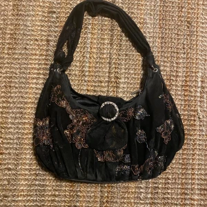 Snygg vintage väska! - Bra skick förutom att dragkedjan på innerfickan inte funkar. 