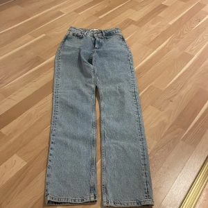 Straight zara jeans  - Midjan är mid/high, passar inte mig så kan tyvärr inte skicka någon bild med dem på💕