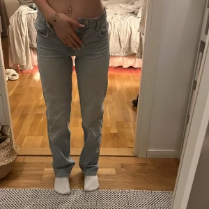 Zara jeans 32 - Jeans storlek 32, säljs ej längre. Säljer pga för små, sitter fint i höfterna, lågmidjade.💕