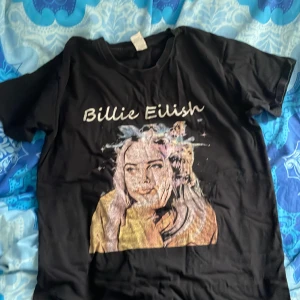 Billie eilish Tröja - Skick: Har bara andvänt den några gånger, den är i ett ganska bra skick. Jättefin och tycker om den, men säljer för att jag aldrig använder den längre🙂