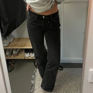 Zara jeans  - Jeans från zara i nyskick! Stl 38 men mer som en 36! Lågmidjade och långa i benen! (Jag är 176cm lång)