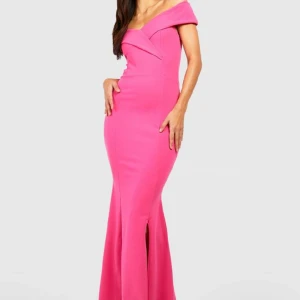 Rosa långklänning  - Klänning är använd 1 gång (när jag provade den en gång). Materialet är ganska stretchiga och skönt! Jag är 180cm för referens.   Vid av fler bilder kontakta mig privat!  Frakt tillkommer 📦🚚