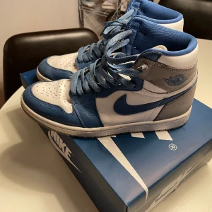 Air Jordan 1 Retro High - I fint skick Lite slitage längst bak på hälen, se bilden Kvitto finns