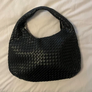 Bottega liknande väska - Bottega dupe i svart, perfekt skolväska! Så fin och praktisk väska med innerfack och ytterfack. Lite sliten runt dragkedja på baksida (se bild) men annars i fint skick! 