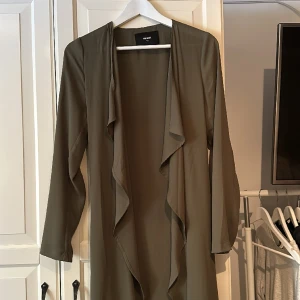 Trenchcoat  - Väldigt tunn fin trenchcoat med snöre i storlek Xs. Mycket fint skick!