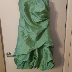 Sidenklänning - Knappt använd vacker sidenklänning. Går bra att använda med eller utan axelbanden som går att haka av och på.