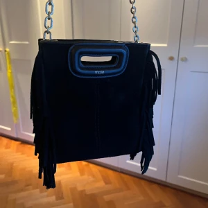 Maje väska  - As snygg maje väska, köpte för 2700 kr säljer för 1600 kr. Har använt fåtal gånger och inga difekter, man får båda banden. Skev om ni har några funderingar. 