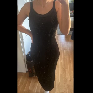 Svart klänning  - Säljer denna svarta klänningen med grå glitter detaljer upptill som jag endast använt vid detta tillfälle. Tyget är av sammet💗.