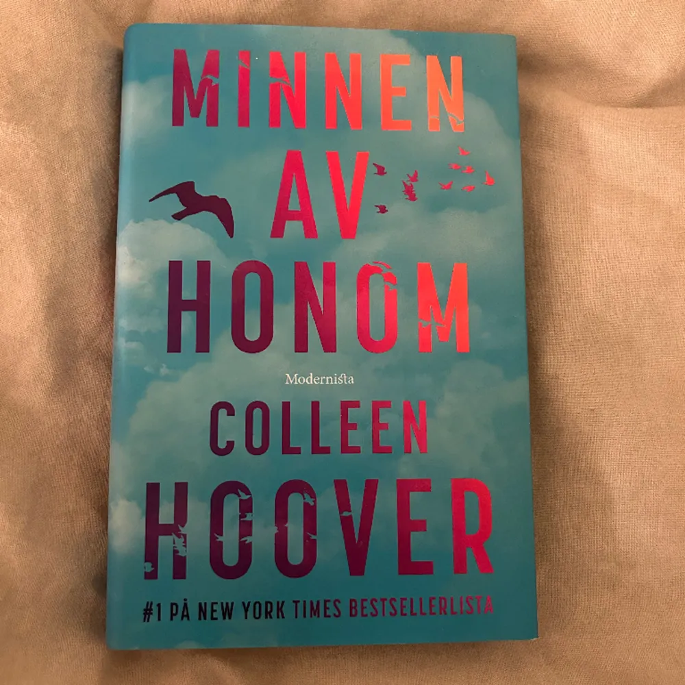 Minnen av honom av Collen Hoover (Reminders of him) på svenska. Är i inbunden format i mycket bra skick. Köpte boken men har sen inte ens öppnat den. Säljer då jag vill köpa den på engelska istället.. Övrigt.