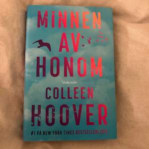 Minnen av honom av Collen Hoover (Reminders of him) på svenska. Är i inbunden format i mycket bra skick. Köpte boken men har sen inte ens öppnat den. Säljer då jag vill köpa den på engelska istället.