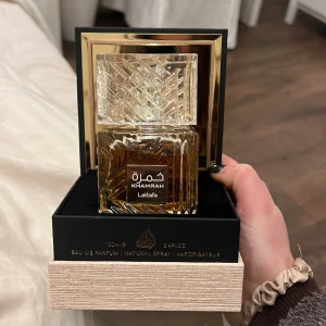 Parfym - Parfym Lattafa Khamrah - eau de parfum 100 ml - vanilj, mjuk, varm, kryddig och träig. Mysig parfym som påminner om angels share. Endast använd ett par gånger.