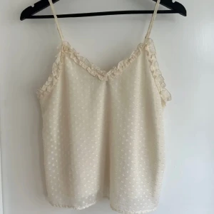 Linne  - Säljer ett linne köpt på Plick då den itne kommer till användning 