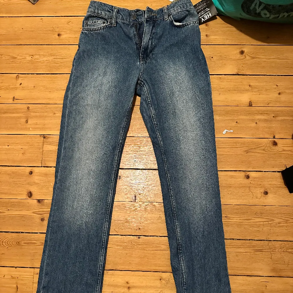 Köpte dessa i Nelly för 400 dom är helt nya med prislapp på, dom kommer tyvär inte till användning då dom blev för små. Tänk på att dom kan vara lite små i storleken . Jeans & Byxor.