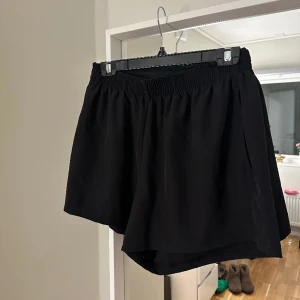 Löparshorts från H&M - Ett par superfina & bekväma löparshorts från H&M. De är superluftiga och sköna att springa i. Strl M 🖤