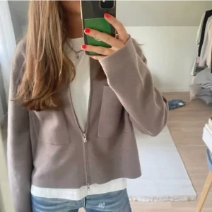 Åhléns cardigan  - Säljer nu min jättefina cardigan från Åhléns. Bild 1 är lånad och visad hur den ser ut på, men jag säljder den gråa på bild 2!! Kommer tyvärr inte till användning😇helt slutsåld i denna storlek! Tryck gärna på köp nu 