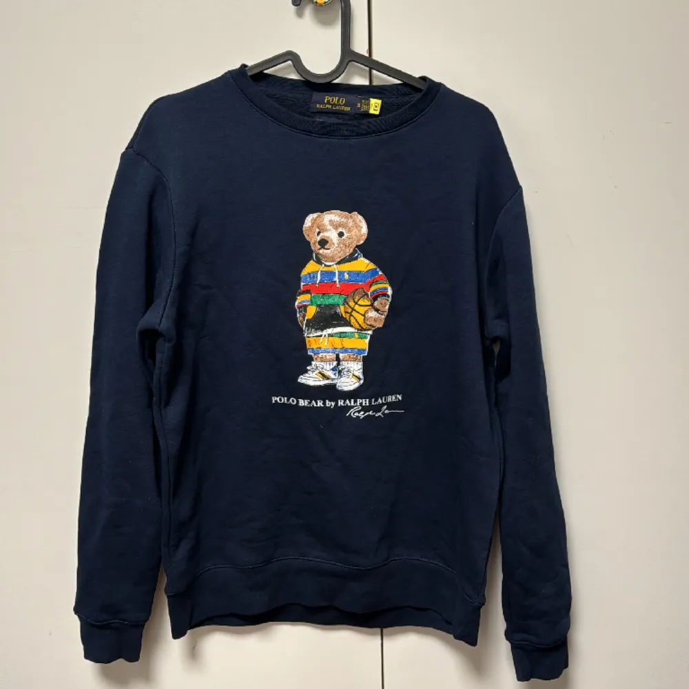 Jätte fräsch Polo Ralph Lauren sweatshirt  använd 1-3 gånger bara i storlek Medium  säljs för  450 men pris går att diskuteras.. Hoodies.