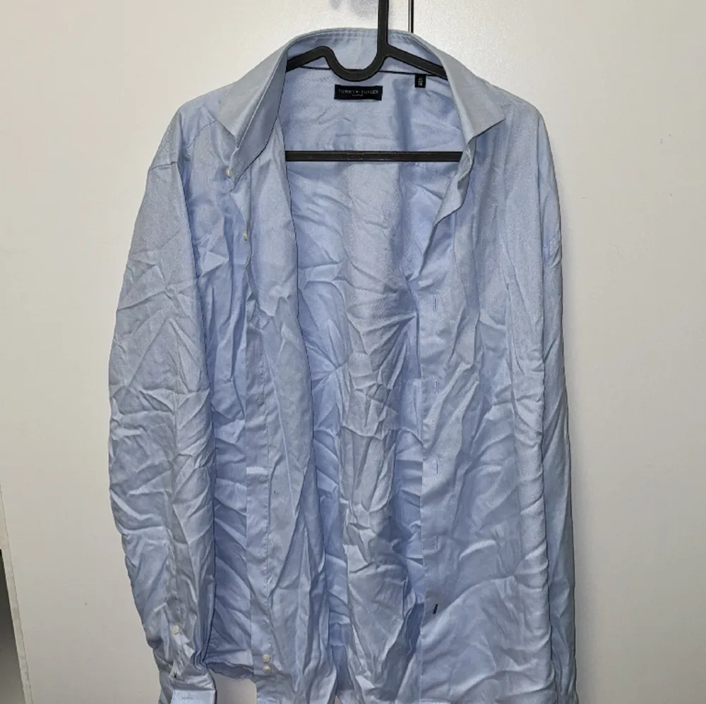 Vintage Tommy Hilfiger Skjorta Storlek 41/16 passar mig som är Medium. Säljs för 450 men pris kan diskuteras.. Skjortor.
