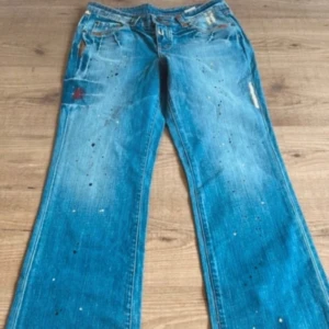 Jeans med färgfläckar - Jättesnygga jeans köpta på vinted men var alldeles för stora för mig tyvärr. Bilderna är lånade och hon på sista är 172 cm.
