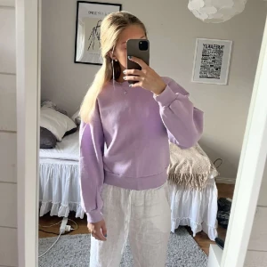 Gina Sweatshirt Lila - pastellila tröja från gina tricot som inte kommer till användning längre! säljer även matchade mjukisbyxor till🤍