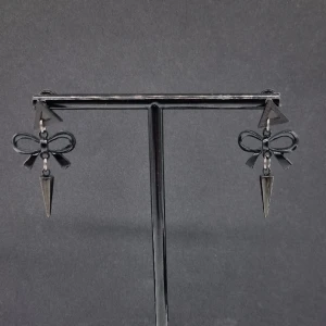 Handgjorda örhängen  - Handgjorda örhängen●Följ :@ekjewelryofficial🤲 ● 💎Material- 100% rostfritt stål ●Örhängeskrokar -rostfritt stål. Nickel fri. Längd -4cm.  Vattentåliga, ändrar inte färgen! Köp för 3st- 120kr