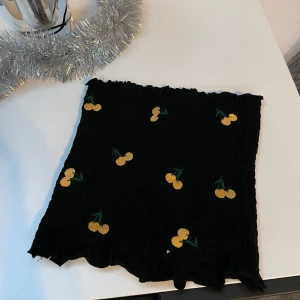 Strapless topp  - En svart strapless topp som knappt är använd, lappen är bortklippt så storlek är osäkert men den är stretchig och passar de flesta 👍🏼Köpare betalar frakt :)