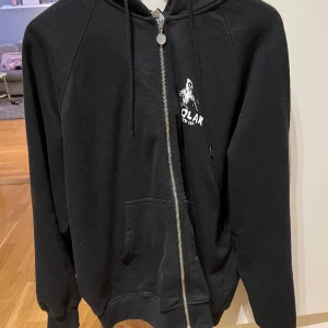 Polar skate Co | Default zip hoodie reaper | Black - En hoodie som är otroligt skön, sitter bra i passformen. Knappt använd och fräsch!   Köpt för 1400kr men säljer för 250, pris kan även diskuteras! 