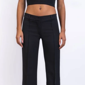 Madlady kostymbyxor lågmidjade - Jag säljer mina splitternya svarta kostymbyxor från madlady. De är lågmidjade och har inte använts utan bara provats på. Säljer då de inte passade. (Gratis frakt) Kom privat för fler bilder!