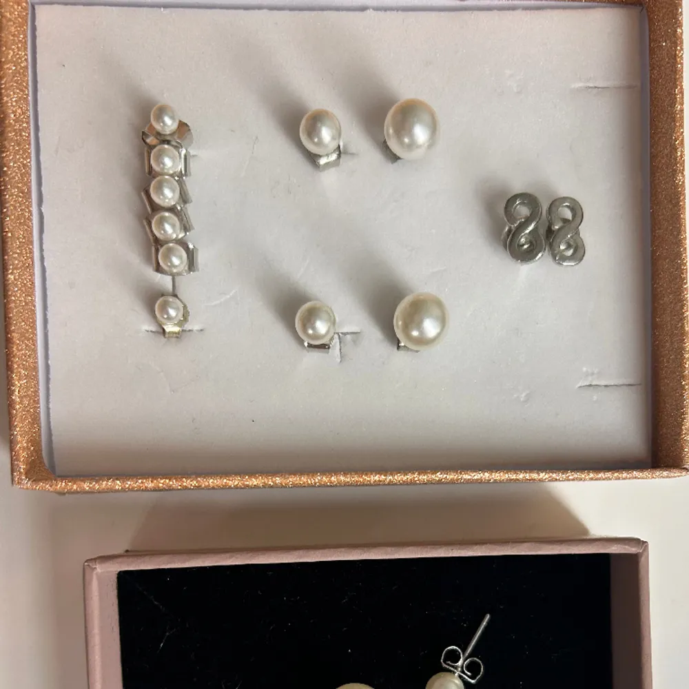 Flera pärlörhängen i olika storlekar + ett par örhängen från Edblad.  Nästintill oanvända💕 Vid köp av enstaka, kontakta mig. Accessoarer.