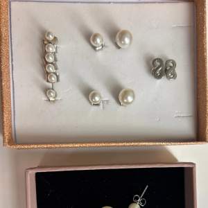 Flera pärlörhängen i olika storlekar + ett par örhängen från Edblad.  Nästintill oanvända💕 Vid köp av enstaka, kontakta mig
